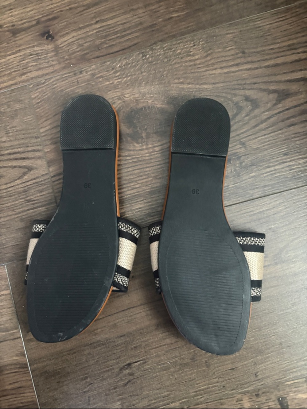 Embroidered slides - Picture 2 of 2